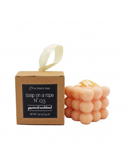 Massageseife mit dem Duft nach Sandelholz und Geranie